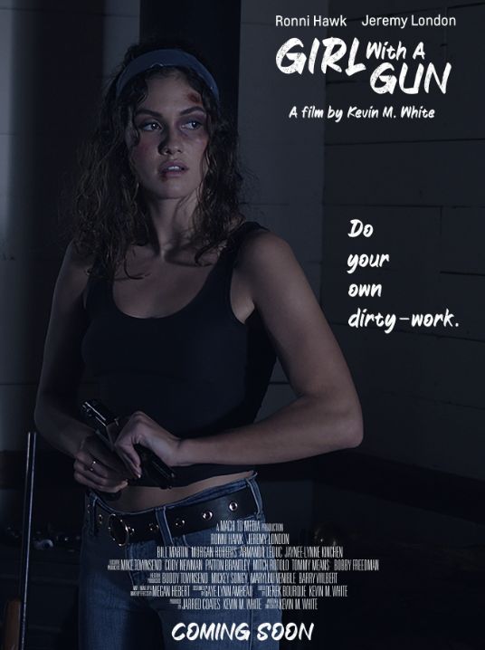 持枪的女孩封面图